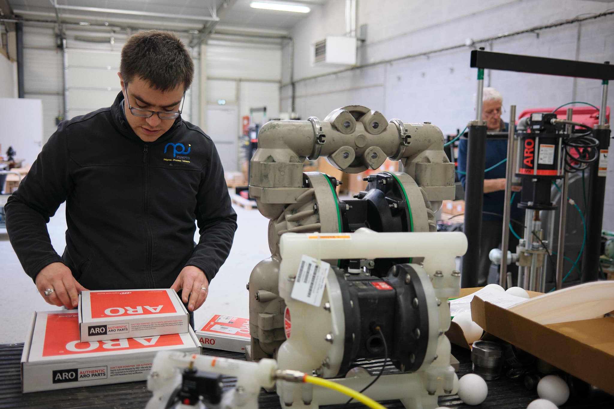 Chef d'atelier qui regarde une pompe pneumatique
